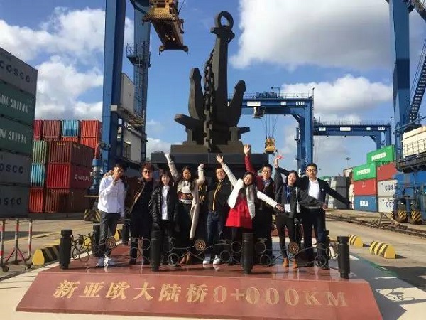 20170228359420.jpg 图6 杭昕与友人们在新亚欧大陆桥前合影.jpg